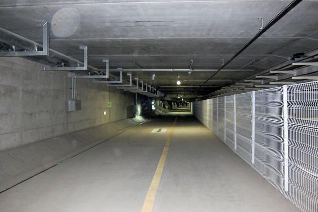画像: 避難通路の内部。思ったより天井は低くないので、普通に立ったまま歩いて避難ができる。