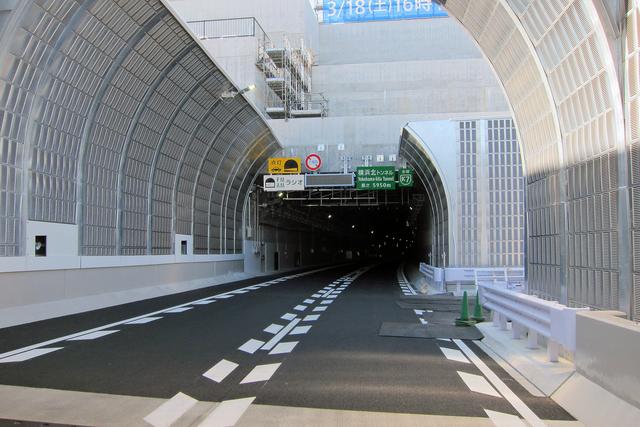 画像: 横浜北トンネルの子安側入り口。長さは5950mと記されていた。トンネル内ではラジオの聴取が可能。