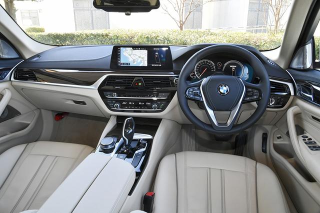 画像: 試乗車のグレードはラグジュアリー。センターダッシュ上のディスプレイは10.2インチ。