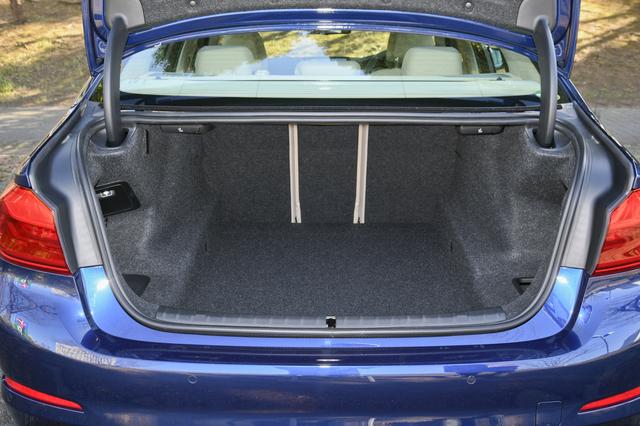 画像: トランクルーム容量は530L。中央部のみスルーすれば4人乗車でも長尺物が積載可能。