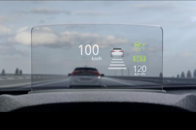 画像: ヘッドアップディスプレイも搭載して先進的なイメージの運転席を目指す。