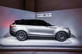 画像: スレンダーな形状のデプロイアブル・ドアハンドルを採用。