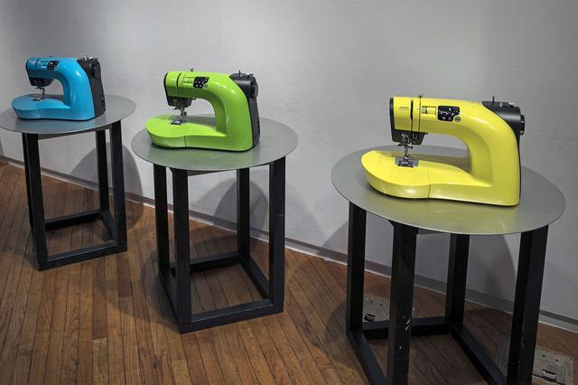 画像: アイシン精機ではミシンも作っている。これは2016年のミラノデザインウイークにも出展された“OEKAKI50”というミシン。