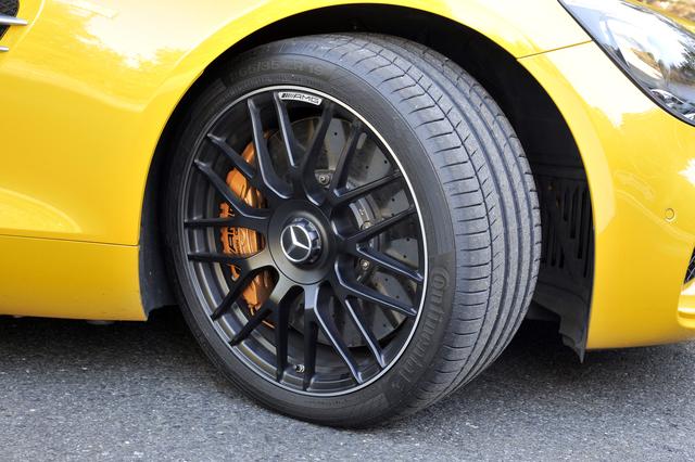 画像: タイヤはミシュランと共同開発したパイロットスポーツ。オプションのカーボンブレーキも装着。