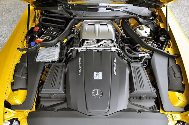 画像: 黒いカバーの奥に4LのV8ツインターボをフロントミッドシップマウント。ミッションは7速DCT。