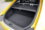 画像: 2シーターなのでラゲッジスペースは350Lとスポーツカーとしては広い。トノカバーも標準装備。