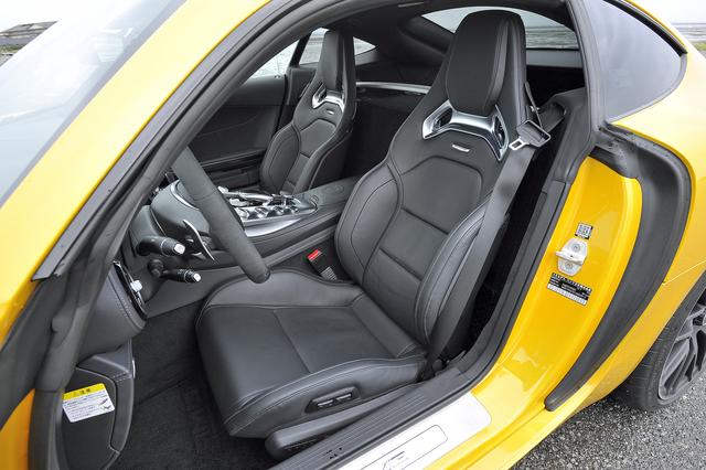 画像: AMGパフォーマンスシートはオプションだが、標準でもナッパレザー製のスポーツシートを備える。