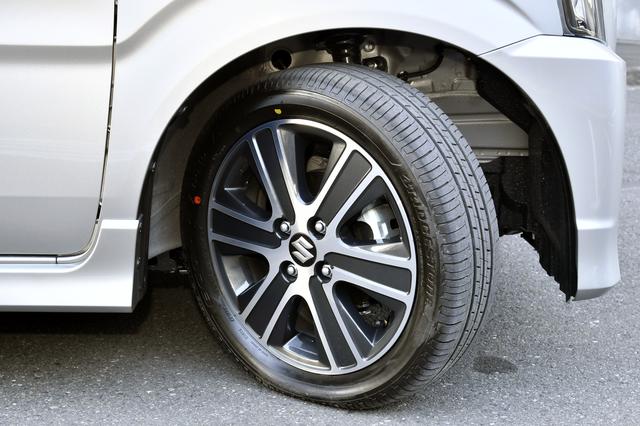 画像: 165/55R15タイヤ+アルミホイールを標準装備する。