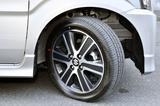 画像: 165/55R15タイヤ+アルミホイールを標準装備する。