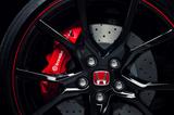 画像: ブレーキおなじみのブレンボ製で大径のドリルドローターが組み合わされている。