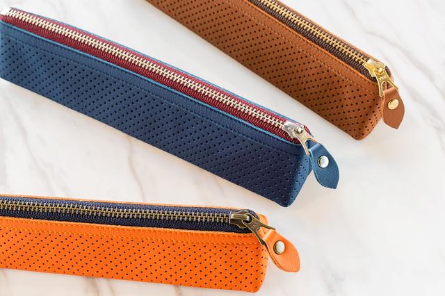 画像: Roberuペンケース(サドルタン、 ネイビー、 オレンジ)は各10,000円(税込)
