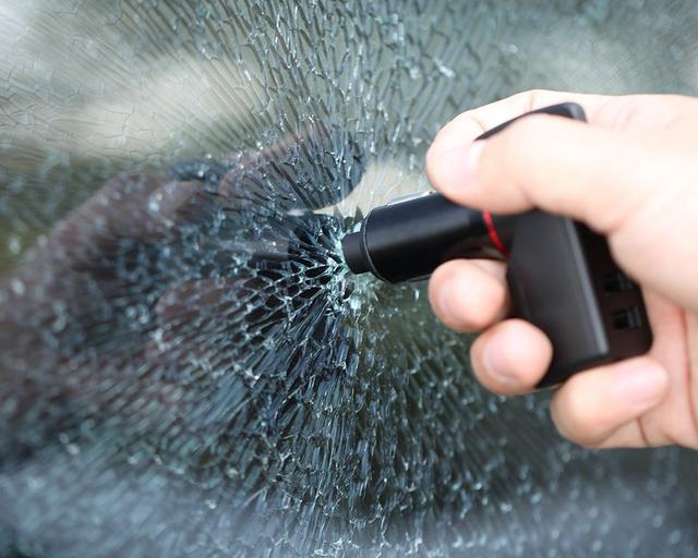 画像: ガラスに押し付けると、先端が尖った棒が内蔵バネの力で飛び出してガラスを粉砕する。