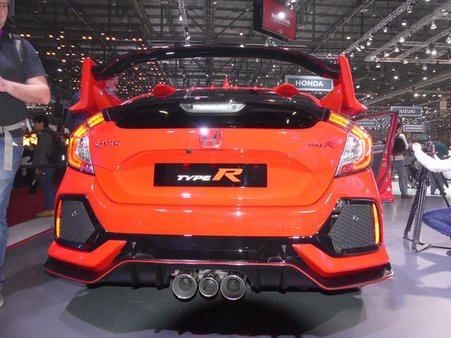 画像: ホンダブースではオレンジ色の1台も展示されていた。マフラー出口が特徴的。