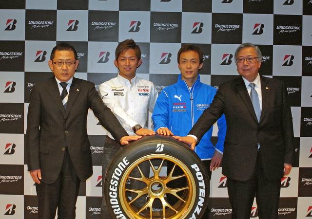 画像: 左からブリヂストン 執行役員 消費財タイヤ開発担当の井出慶太氏、平手晃平選手、安田裕信選手、ブリヂストン 執行役員 ブランド戦略担当の鈴木通弘氏。