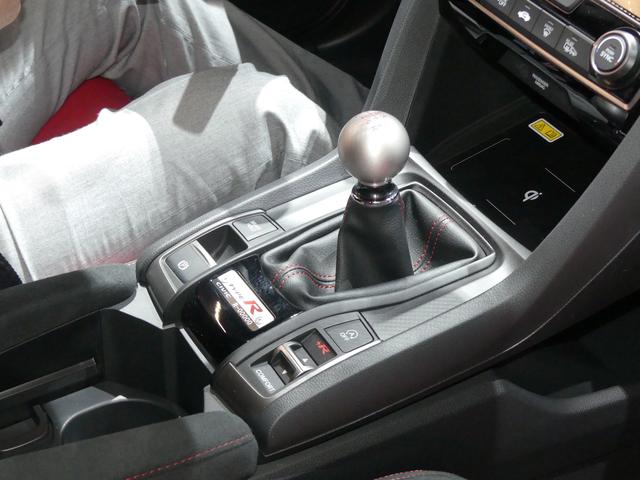 画像: トランスミッションは6速MT。変速操作にあわせてエンジン回転数を自動調整する「レブマッチシステム」を初採用している。