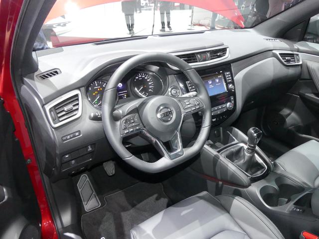 画像: 日産車の最新デザインを採り入れたD型ステアリングには、クロームインサートを追加。