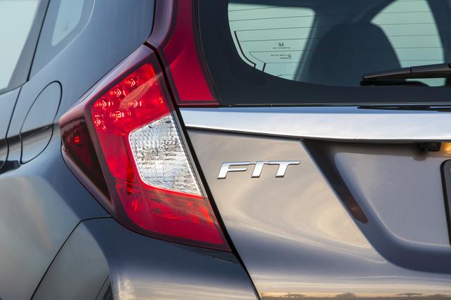 画像: US仕様のホンダ・フィット。エンブレムは「FIT」とある。