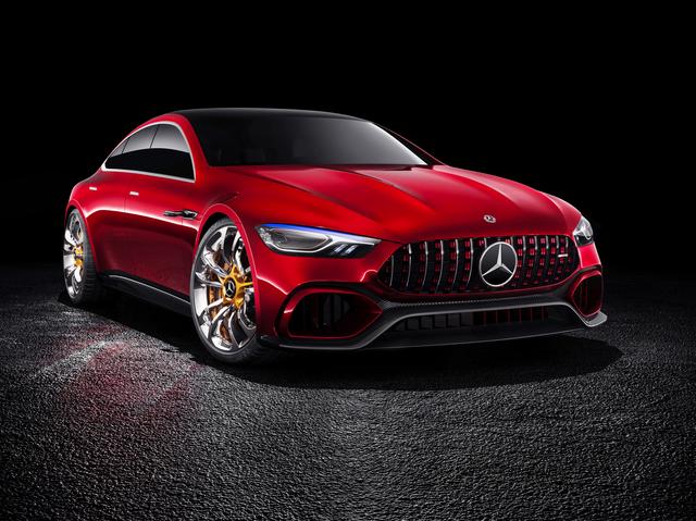 画像: メルセデス・AMG GTコンセプトのボンネットはフロントフェンダーにまでかかる。