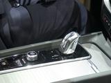 画像: T8ツインエンジンのATセレクターはスウェーデンオレフォス社製クリスタルを採用する。