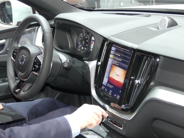 画像: 新型90シリーズ同様、タッチ式縦型9インチディスプレイを採用する。
