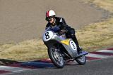 画像: RC142を労わるような丁寧なライディングのクニさん