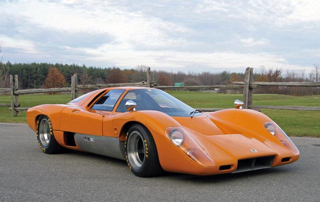 画像: 1969年、市販化を目指して作られたマクラーレン初のスポーツカー、M6GTもオレンジ色のボディカラーでお披露目された。