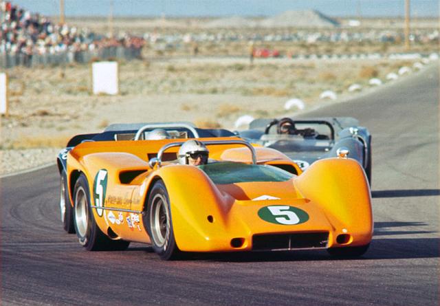 画像: 1960年代後半から70年代初頭にかけて、CanーAmレースを席巻したマクラーレンのマシンは、オレンジ色のカラーリングだった。