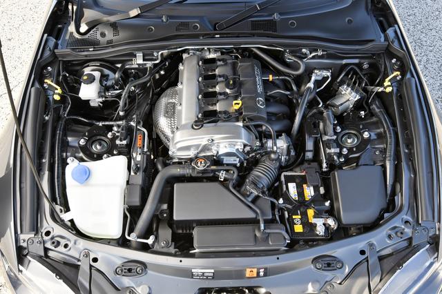 画像: ソフトトップの1.5Lから車重アップに伴いエンジンは2.0Lに換装された。
