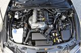 画像: ソフトトップの1.5Lから車重アップに伴いエンジンは2.0Lに換装された。
