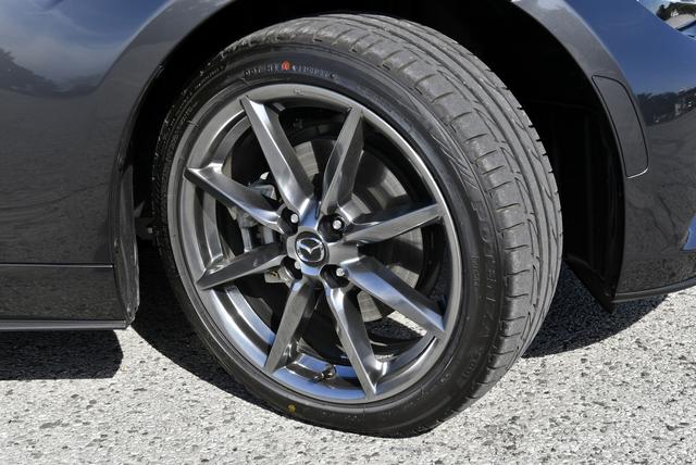 画像: 205/45R17のタイヤサイズはRSと同じ。ホイールは高輝度塗装されている。