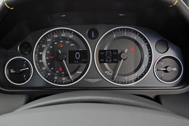 画像: 右のタコメーターは左回り。左のスピードメーターは330km/hスケールでデジタル表記付き。