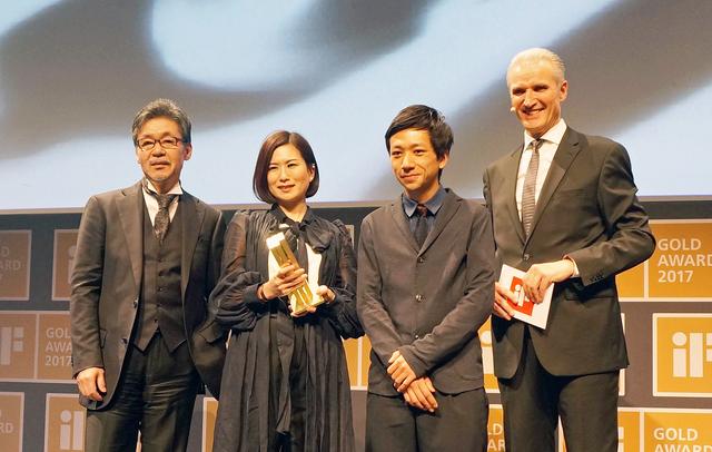 画像: 受賞式で、写真左から、マツダ 常務執行役員の前田育男氏、資生堂 宣伝・デザイン部 アートディレクターの川合加奈子氏、資生堂 宣伝・デザイン部 デザイナーの村岡明氏、iFインターナショナル・フォーラム・デザインCEOのラルフ・ウェイグマン氏。