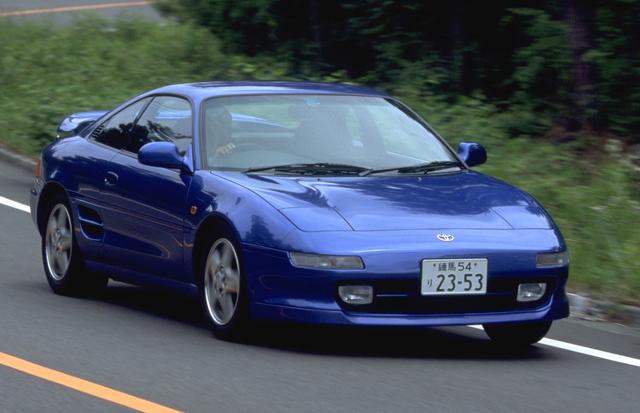 画像: 直線的な初代に対し、曲線を用いたスタイルになった2世代目のMR2。