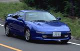 画像: 直線的な初代に対し、曲線を用いたスタイルになった2世代目のMR2。
