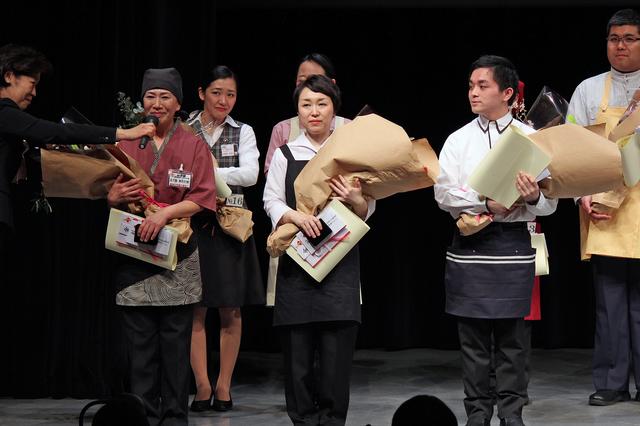 画像: 金賞を獲得した五十嵐加代子さん(左)、小西実佳さん(中央)、坂本丈佳さん(右)。