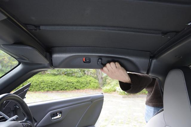 画像: 室内の運転席側/助手席側2カ所にロックボタンがあるので、それを押しレバーを下げると外れる。
