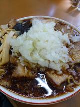 画像: 溢れんばかりの黒いスープ(てか、本当に溢れてテーブルにスープがこぼれている)が特徴。チャーシューメンは肉が8枚、ふつうのラーメンは4枚入っている。