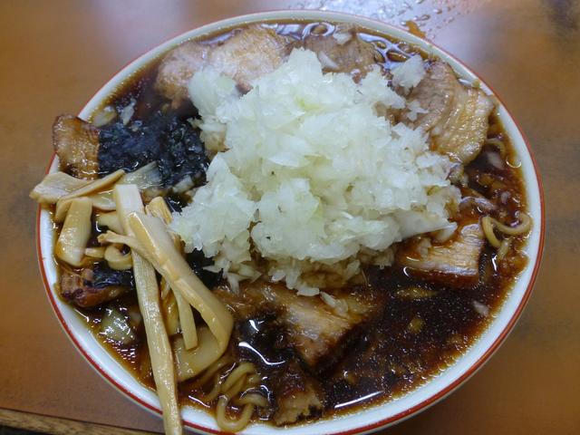 画像: 梅乃家の竹岡ラーメン(チャーシュー・やくみ入り。850円)。2017年4月から価格が改定されると店の張り紙に書いてあった。