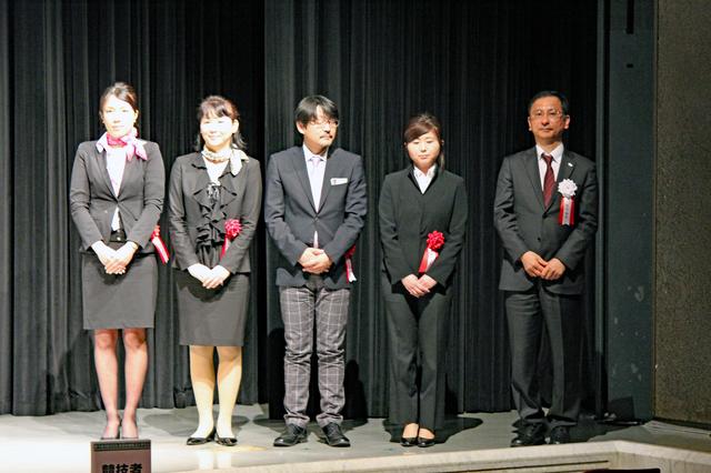 画像: 写真中央が鈴木ケンイチ氏。ちょっと緊張しているようです…。