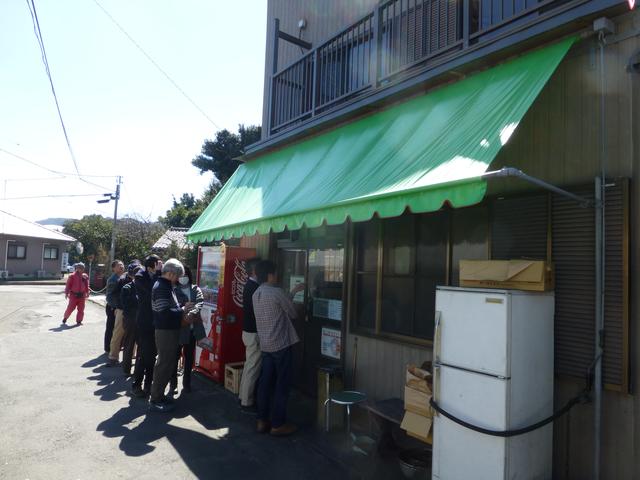 画像: 平日の11:30でこの行列。中にも数名待ちの人がいる。