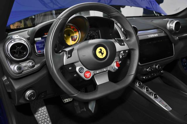 画像: 最新世代のフェラーリモデルとして、コミュニケーションシステムも充実。エンジンスタート/ストップはハンドルスポーク左下側の赤いボタンで行う。メーターパネル正面は大径のタコメーター、その左右にディスプレイパネルが配される。ダッシュボードのセンターには10.25インチのHDタッチスクリーンが装備される。