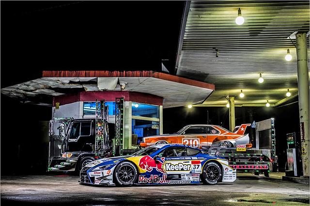 画像: KeePer TOM’S LC500の後ろには、デコトラに積まれた街道レーサー…?(Kunihisa Kobayashi / Red Bull Content Pool)