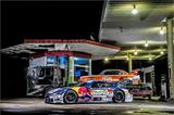 画像: KeePer TOM’S LC500の後ろには、デコトラに積まれた街道レーサー…?(Kunihisa Kobayashi / Red Bull Content Pool)