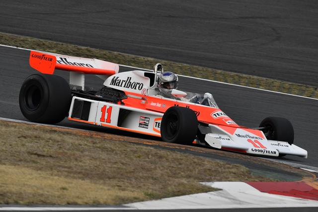画像: マクラーレンM23(1976年) ここ富士で3位となったジェームス・ハントがF1チャンピオンを決めた