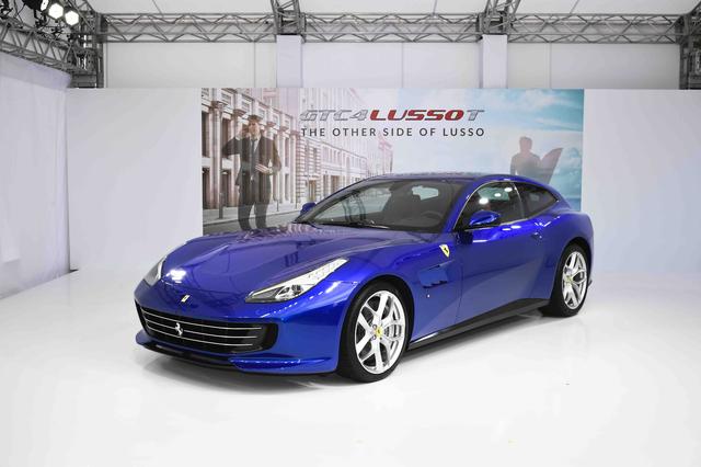 画像: GTC4ルッソ T。ルッソとは「ぜいたくな」という意味のイタリア語。フェラーリでは1960年代前半に登場したモデル、250GTルッソに冠せられた由緒あるモデル名である。またGTCは1970年代前半のモデル、365GTC/4に冠せられているやはり歴史あるモデル名。その両方に、さらに4シーターを意味する4を加えたのがGTC4ルッソのネーミングといえる。そして今回、V8ツインターボエンジン搭載によりTが付加されて、GTC4ルッソ Tの登場となった。