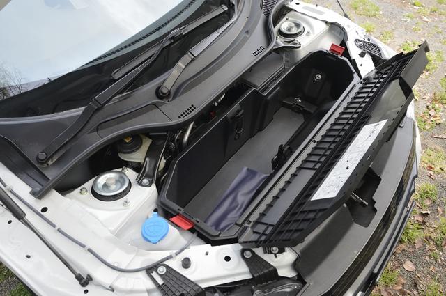 画像: S660のフロントフード内にあるスペースは、ロールトップを外して入れるとほかには何も入らなくなる。