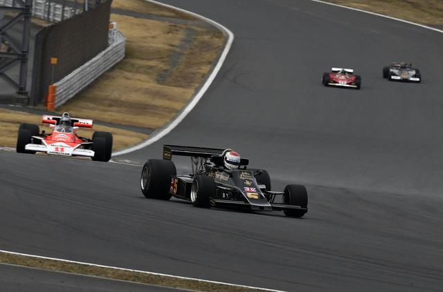 画像: 1976年のF1を再現、ポールスタートはロータスのマリオ・アンドレッティ