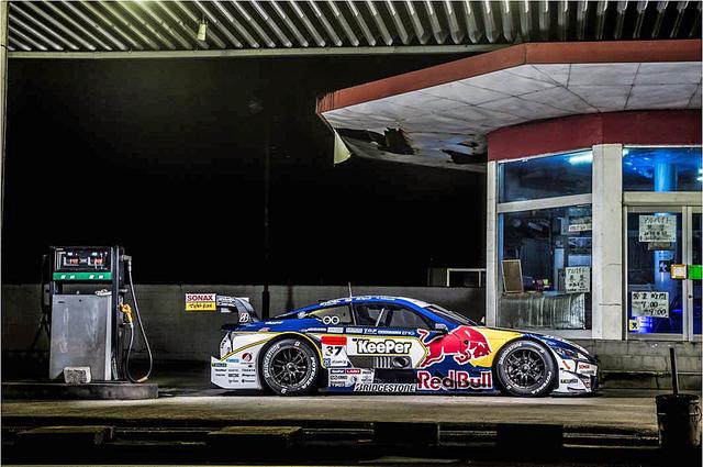 画像: ガソリンスタンドに佇むKeePer TOM’S LC500。(Kunihisa Kobayashi / Red Bull Content Pool)