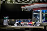 画像: ガソリンスタンドに佇むKeePer TOM’S LC500。(Kunihisa Kobayashi / Red Bull Content Pool)