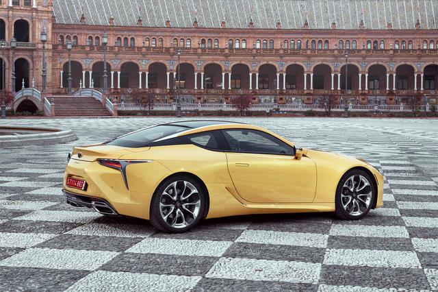 画像: レクサスLC500。リアコンビランプからのラインが三方向に流れる。